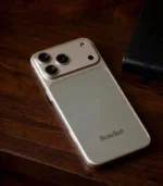 ⁦موبايل سونيلان Sunelan S826 | المساحة الكبيرة والأداء الذكي اكتشف التوازن المثالي بين التصميم العصري الجريء والأداء السلس اليومي. يأتي الهاتف بمظهر لافت للأنظار وإطار كاميرات مبتكر، متوفراً بخيارين من الألوان الرائعة ليناسب كل الأذواق، مع مساحة تخزينية ضخمة ودعم كامل لشبكات الجيل الرابع وضمان محلي معتمد.⁩ - الصورة ⁦2⁩